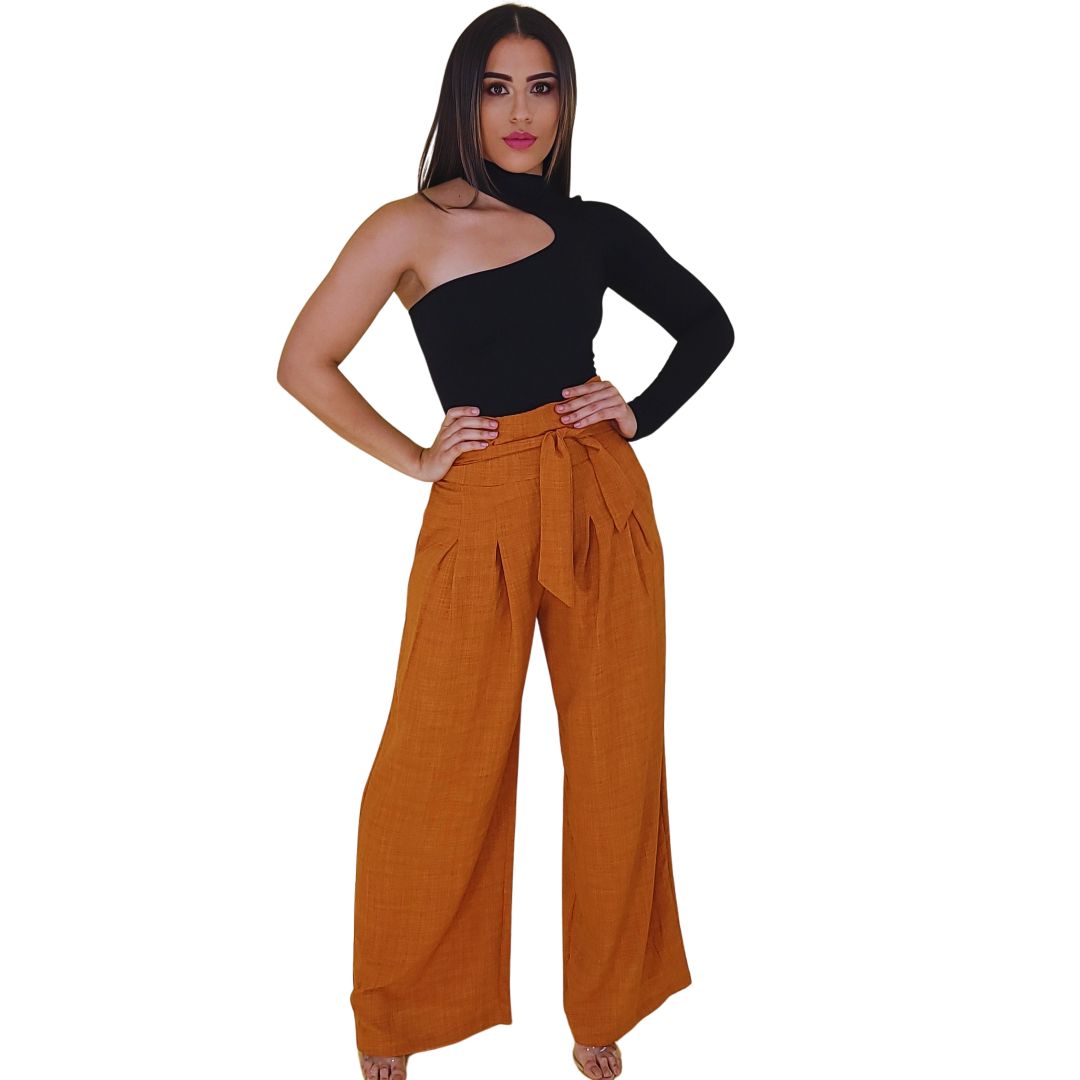 Pantalón ancho de talle alto 
 High-waist wide-leg pants
Pantalón de lino con lazo 
 Linen pants with a bow
Pantalón naranja chic 
 Chic orange pants
Pantalón moderno para mujer 
 Modern women's pants
Conjunto casual elegante 
 Casual elegant outfit
Pantalón fluido de moda 
 Fashionable flowy pants
Ropa versátil para el día 
 Versatile daywear
Estilo sofisticado femenino 
 Sophisticated feminine style
Pantalón ligero y cómodo 
 Lightweight and comfortable pants
Look otoñal moderno 
 Modern autumn look
