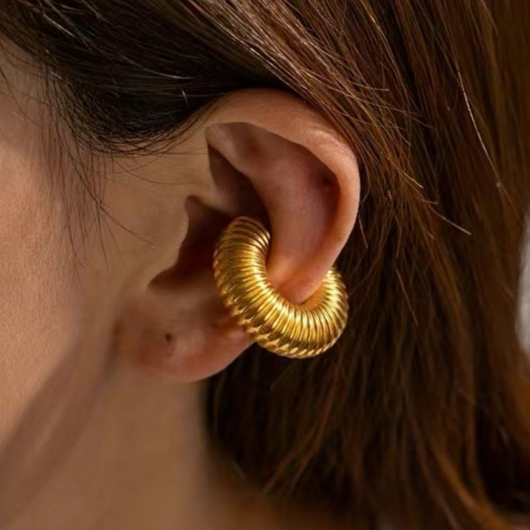 Vivíade Gold Ear Cuff With Minimalist Spiral Pattern