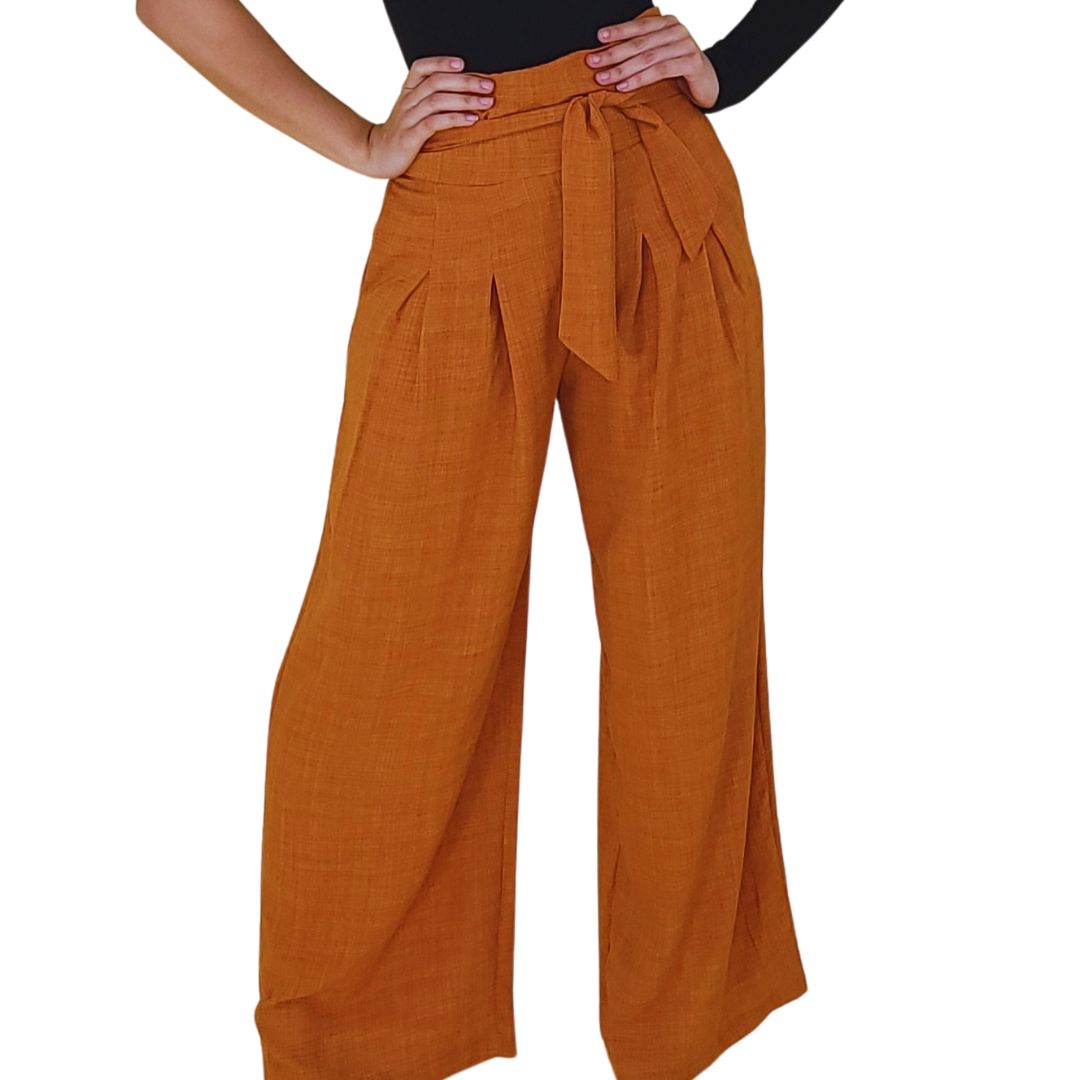 Pantalón ancho de talle alto 
 High-waist wide-leg pants
Pantalón de lino con lazo 
 Linen pants with a bow
Pantalón naranja chic 
 Chic orange pants
Pantalón moderno para mujer 
 Modern women's pants
Conjunto casual elegante 
 Casual elegant outfit
Pantalón fluido de moda 
 Fashionable flowy pants
Ropa versátil para el día 
 Versatile daywear
Estilo sofisticado femenino 
 Sophisticated feminine style
Pantalón ligero y cómodo 
 Lightweight and comfortable pants
Look otoñal moderno 
 Modern autumn look
