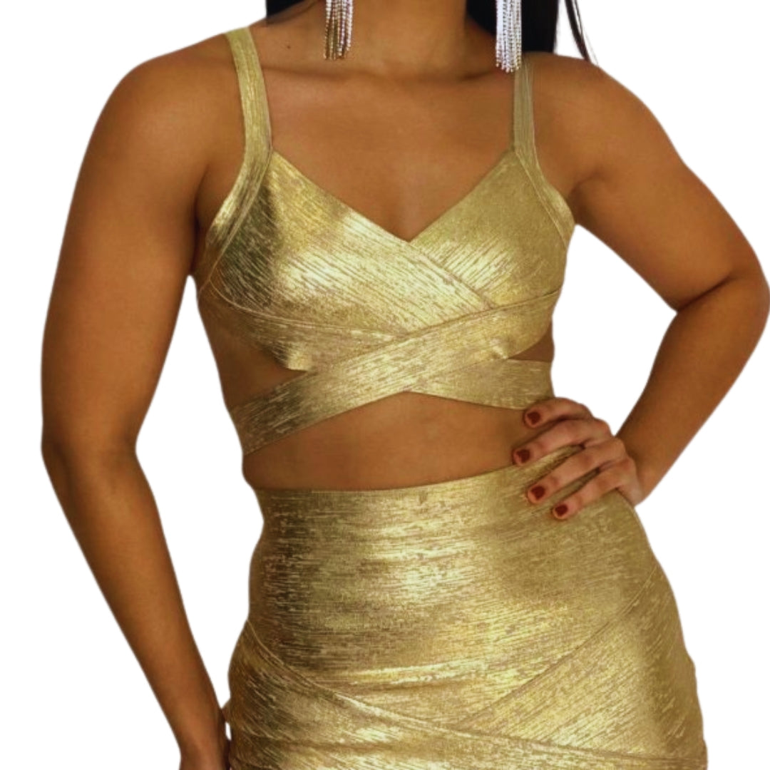 Golden crop top set
Radiant party outfit
Cross-front crop top and skirt
Glamorous two-piece set
Metallic gold outfit
Holiday party outfit 2024
Sparkling mini skirt set
Festive outfit for events
Elegant golden set for parties
New Year’s Eve outfit
Conjunto de crop top dorado
Look de fiesta radiante
Crop top cruzado y falda
Set glamoroso de dos piezas
Conjunto metálico dorado
Outfit para fiestas navideñas 2024
Conjunto de falda mini brillante
Look festivo para eventos
Set dorado elegante para fiestas
Outfit 