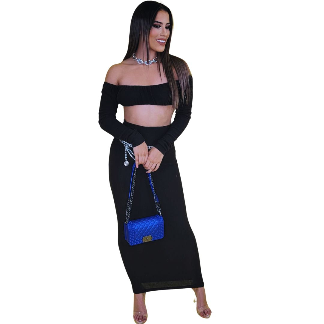 Black off-shoulder crop top
Crop top negro de hombros descubiertos
High-waist maxi skirt
Falda maxi de cintura alta
Elegant two-piece set	
Conjunto elegante de dos piezas
Formal evening outfit	
Atuendo formal de noche
Stylish maxi skirt set	
Conjunto de falda maxi con estilo
Modern black outfit	
Atuendo negro moderno
Women’s chic outfit	
Atuendo chic para mujeres
Evening party set	
Conjunto para fiesta de noche
Minimalist black ensemble	
Conjunto negro minimalista