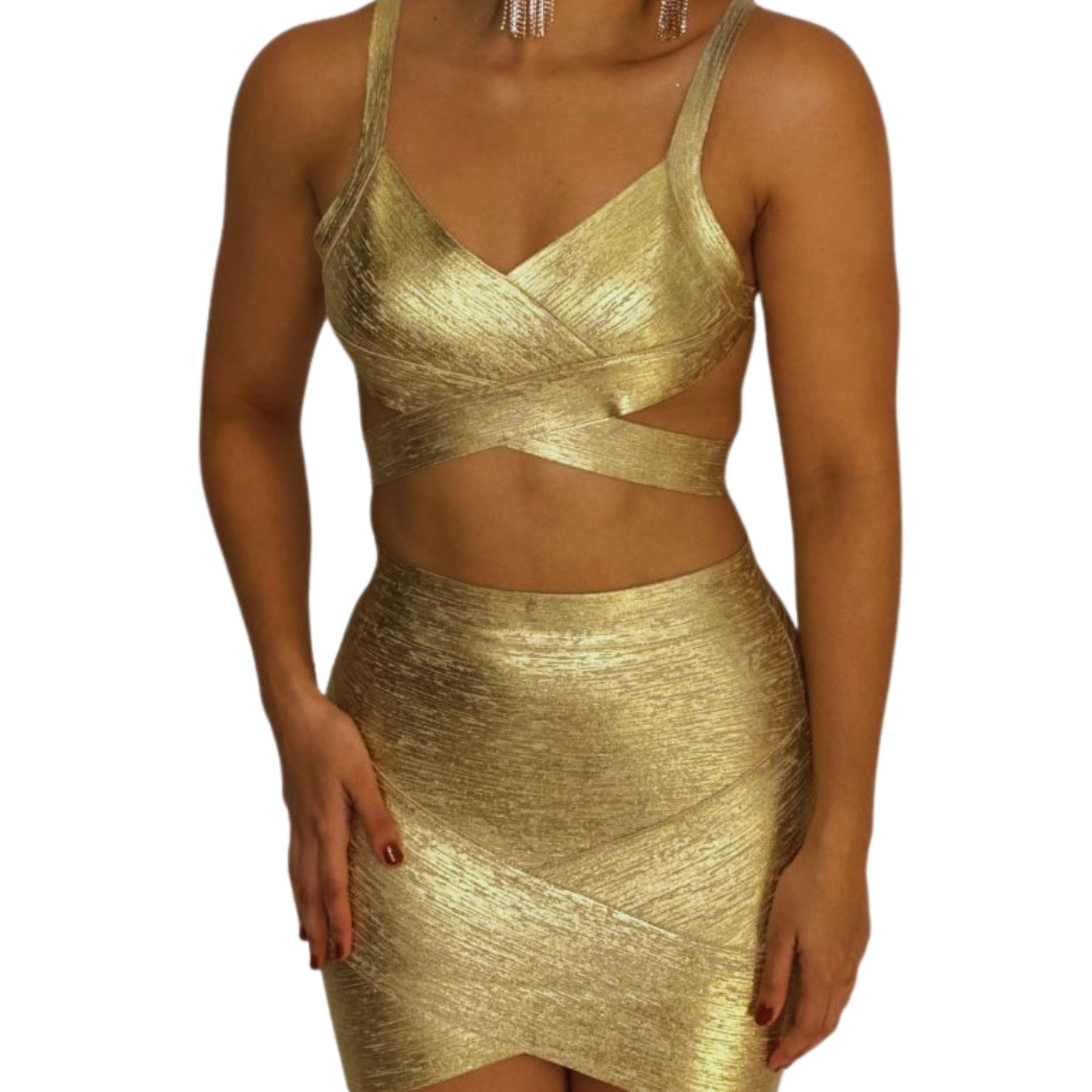 Golden crop top set
Radiant party outfit
Cross-front crop top and skirt
Glamorous two-piece set
Metallic gold outfit
Holiday party outfit 2024
Sparkling mini skirt set
Festive outfit for events
Elegant golden set for parties
New Year’s Eve outfit
Conjunto de crop top dorado
Look de fiesta radiante
Crop top cruzado y falda
Set glamoroso de dos piezas
Conjunto metálico dorado
Outfit para fiestas navideñas 2024
Conjunto de falda mini brillante
Look festivo para eventos
Set dorado elegante para fiestas
Outfit 