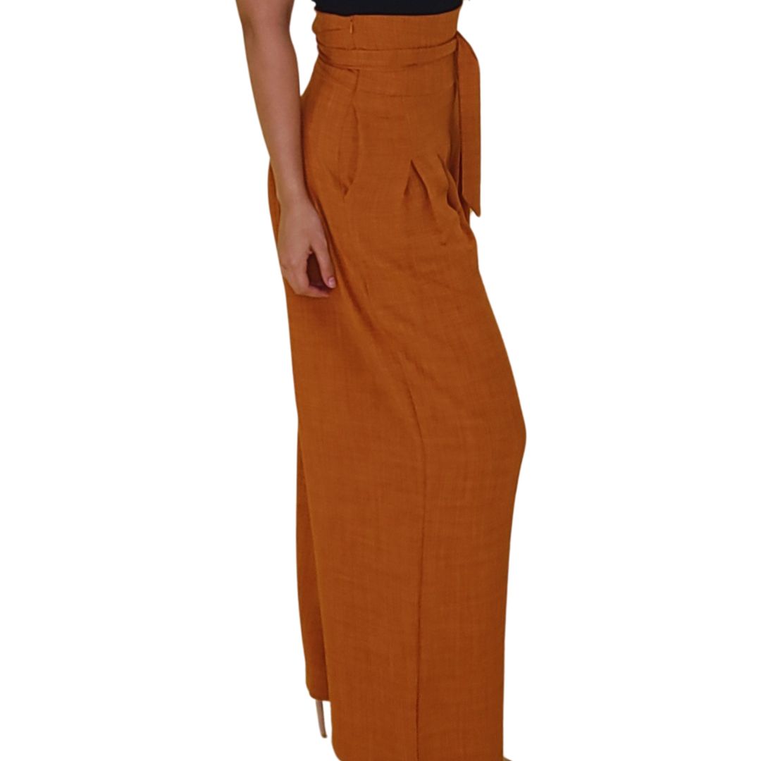 Pantalón ancho de talle alto 
 High-waist wide-leg pants
Pantalón de lino con lazo 
 Linen pants with a bow
Pantalón naranja chic 
 Chic orange pants
Pantalón moderno para mujer 
 Modern women's pants
Conjunto casual elegante 
 Casual elegant outfit
Pantalón fluido de moda 
 Fashionable flowy pants
Ropa versátil para el día 
 Versatile daywear
Estilo sofisticado femenino 
 Sophisticated feminine style
Pantalón ligero y cómodo 
 Lightweight and comfortable pants
Look otoñal moderno 
 Modern autumn look
